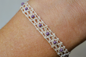 Bracelet dentelle violet fin