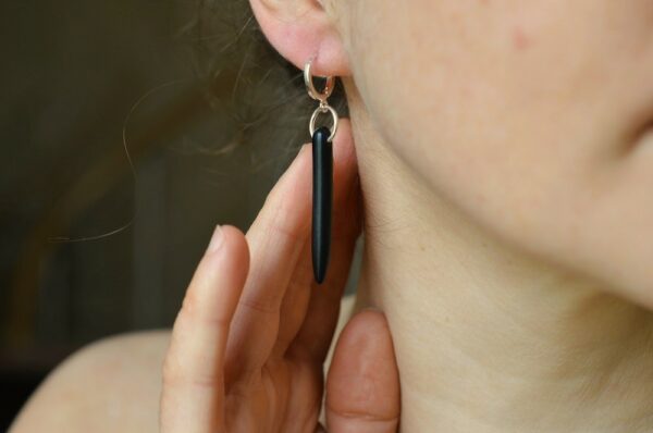 Boucle d'oreille pendante noire