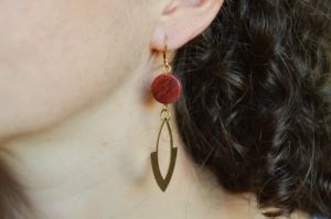 boucles d'oreilles pendantes rouges