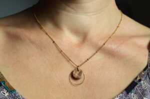 Collier en bois marron