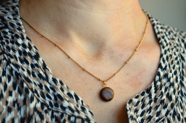 Collier petit cabochon noyer