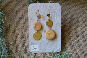 boucles d'oreilles pendantes dépareillées