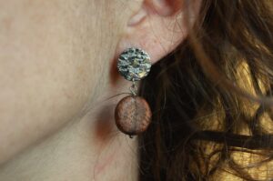Puces d'oreilles pendantes noyer