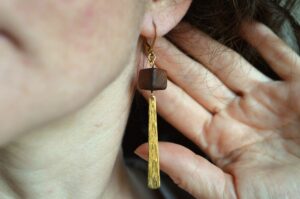 boucles d'oreilles pendantes noyer