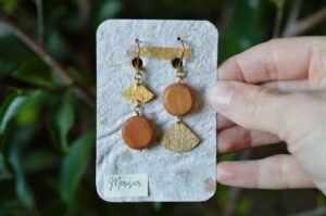 boucles d'oreilles asymétriques merisier