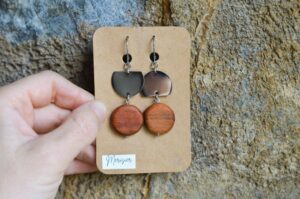 boucles d'oreilles asymétriques merisier