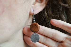 Boucles d'oreilles pendantes noyer