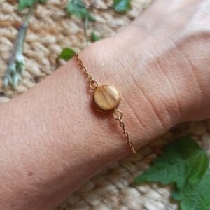Bracelet en bois d'olivier fait main, léger et naturel. Bijou artisanal éco-responsable, unique et fabriqué en France.