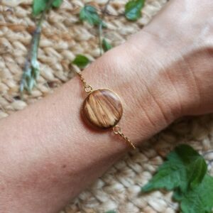 Bracelet en bois d'olivier fait main, léger, naturel et minimaliste. Bijou artisanal éco-responsable, unique et fabriqué en France.
