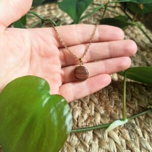 Collier en bois de noyer rond