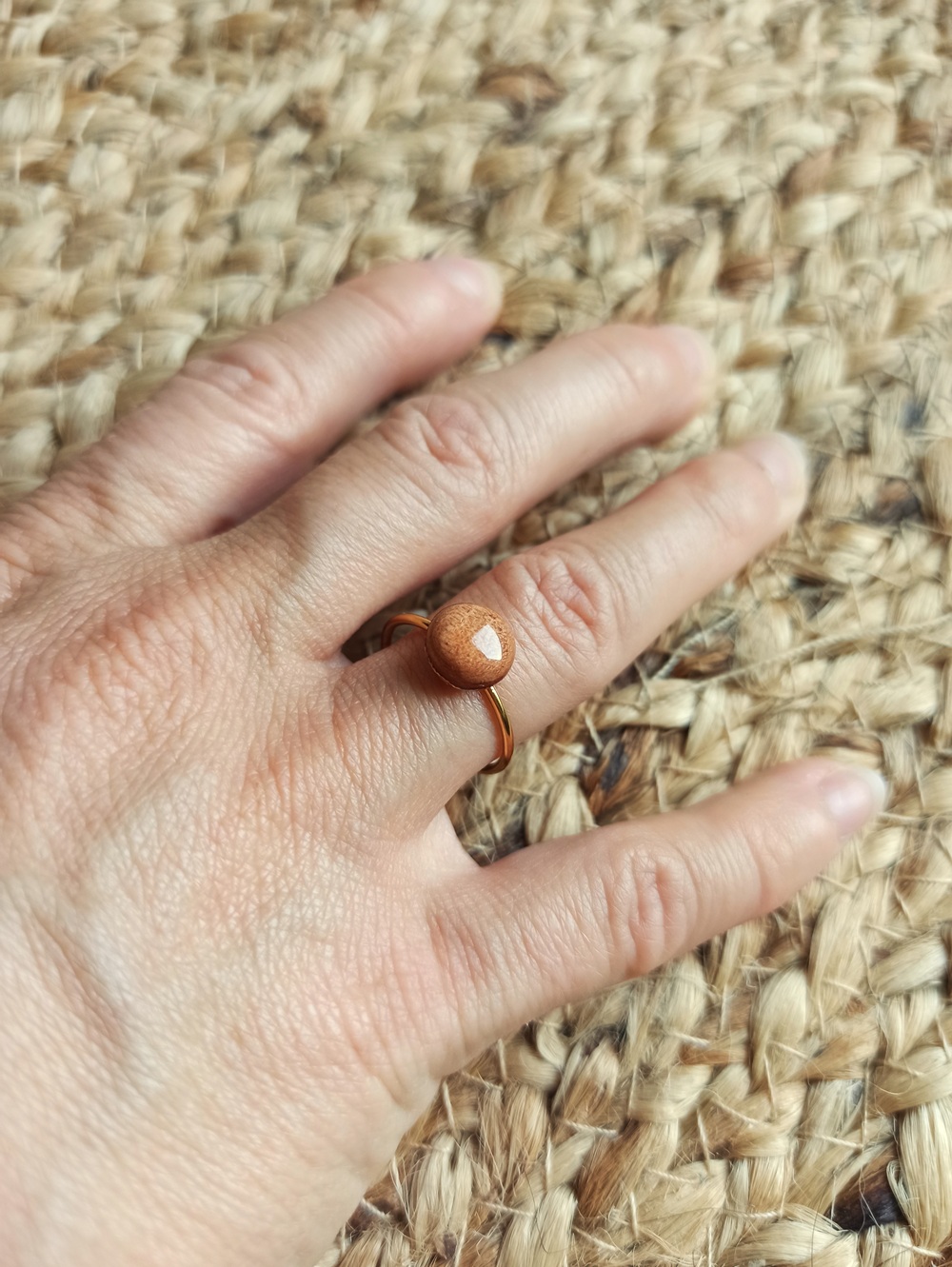 Bague minimaliste en poirier – Image 5