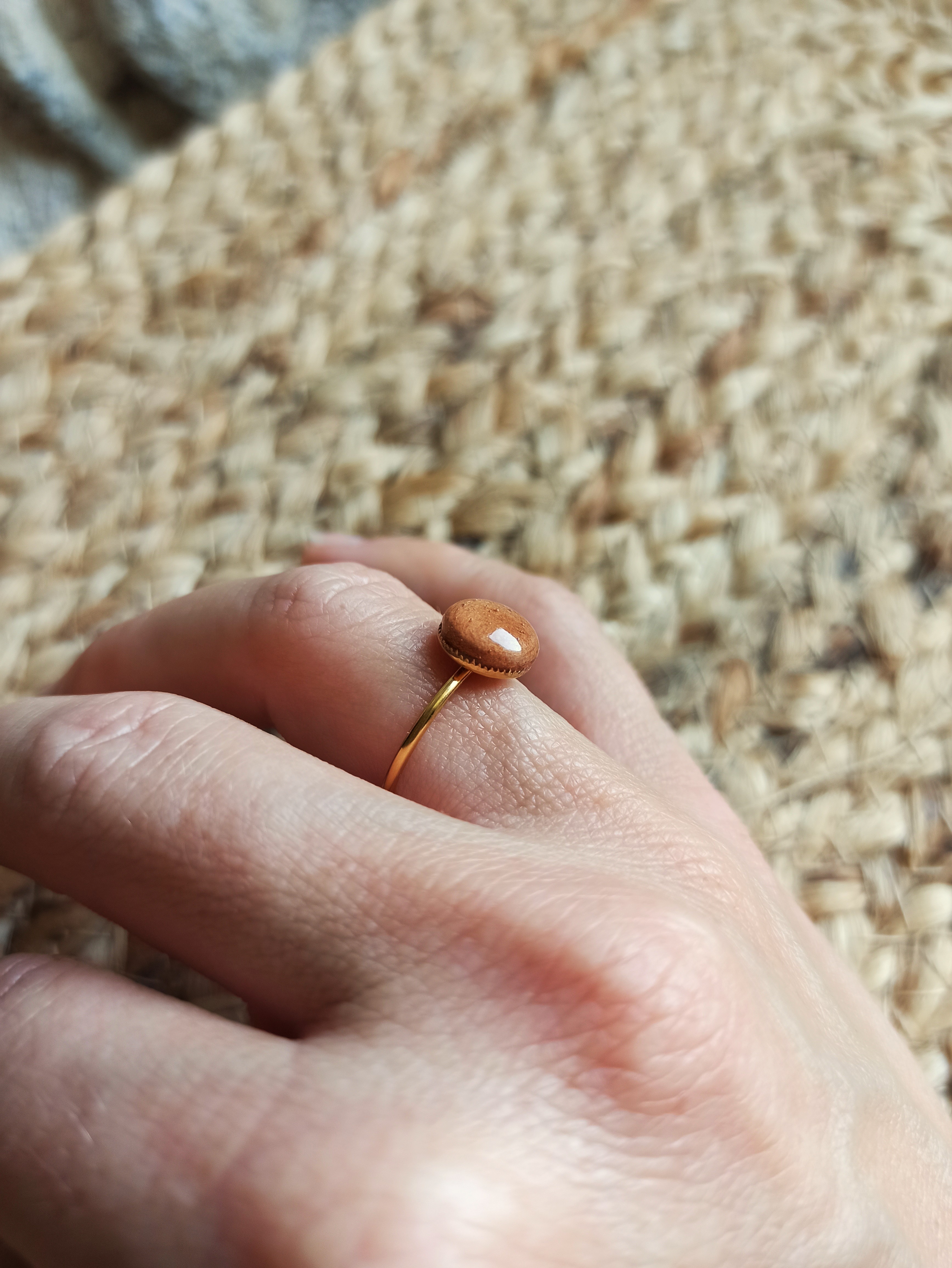 Bague minimaliste en poirier – Image 4
