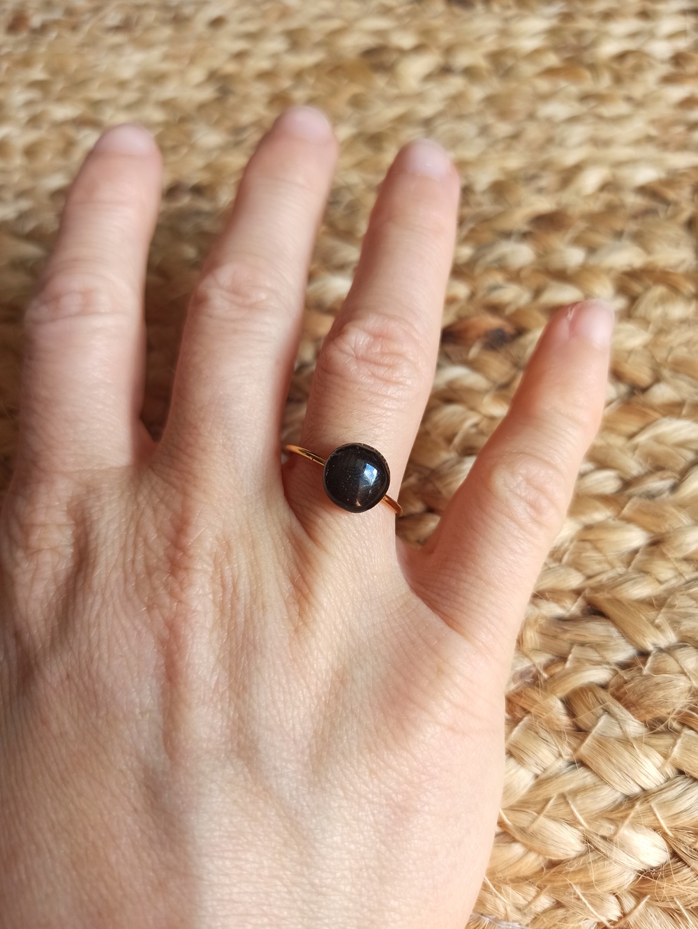 Bague minimaliste en ébène – Image 4