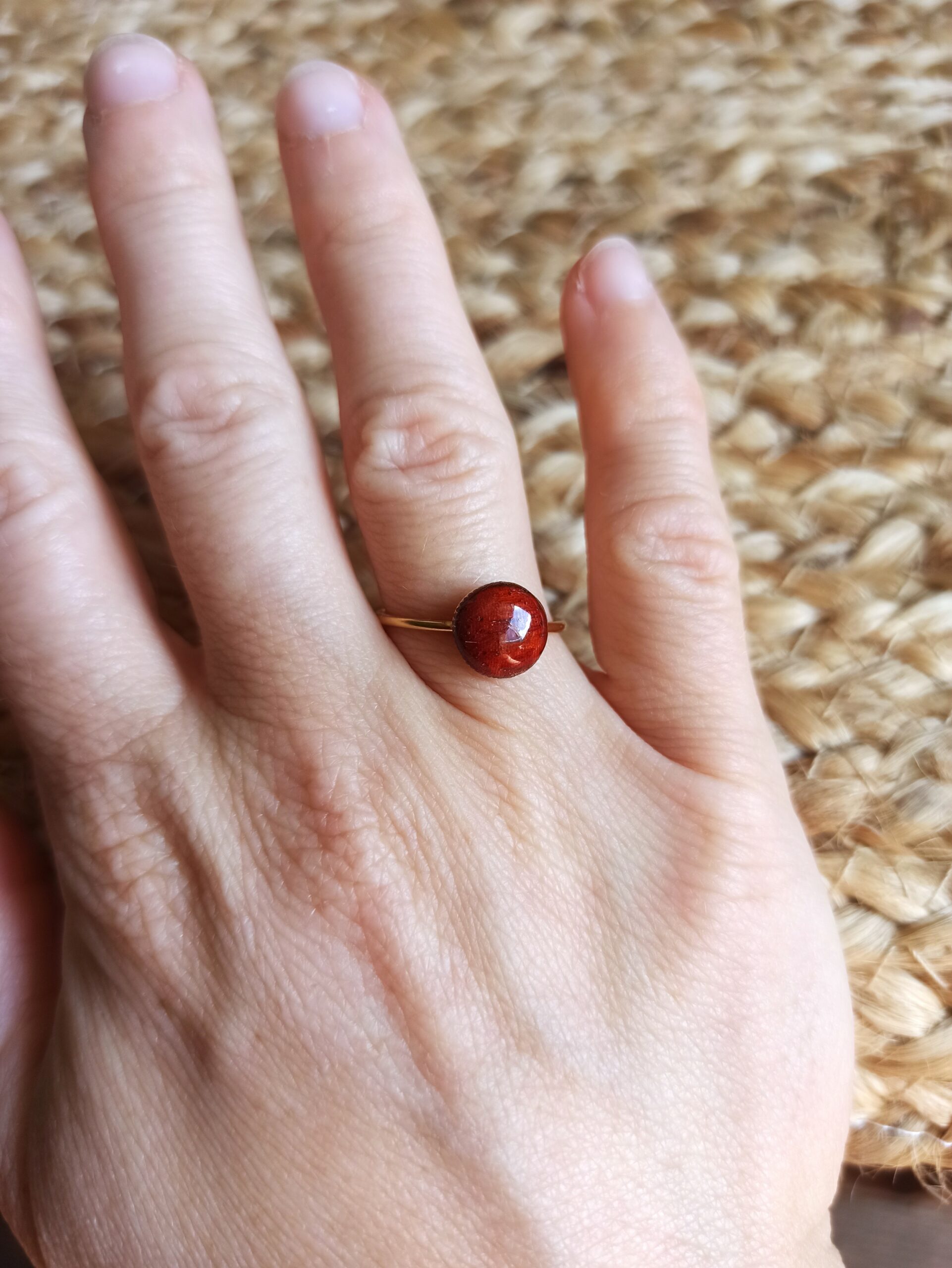 Bague minimaliste en padouk – Image 4