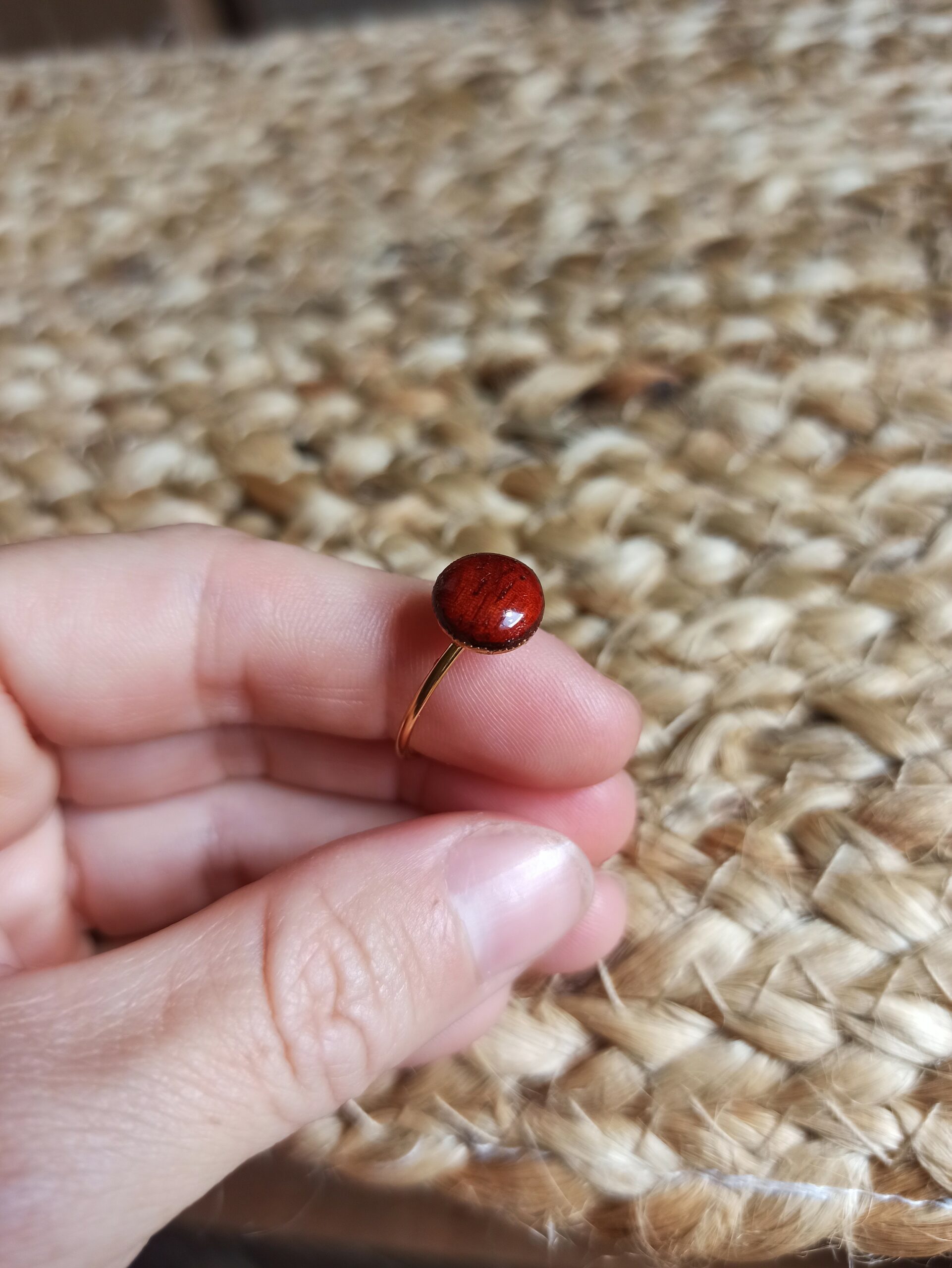 Bague minimaliste en padouk – Image 5