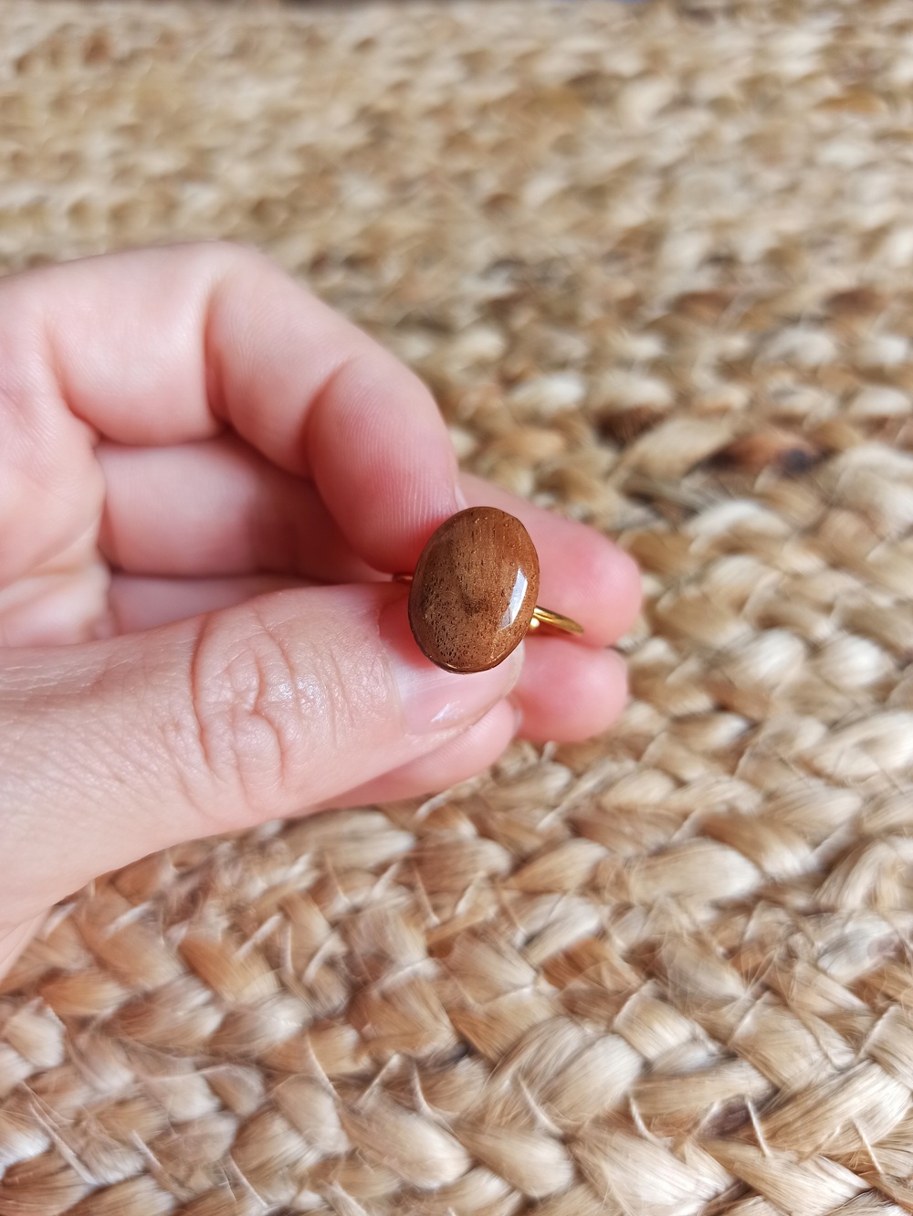 Bague ovale en noyer – Image 4