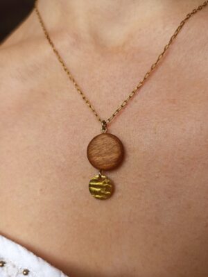 Collier en noyer - imparfait
